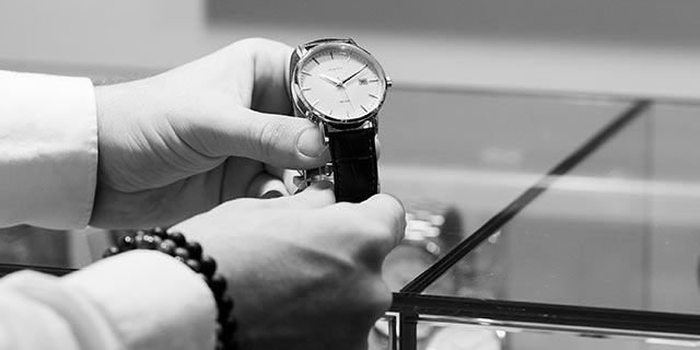 Vendeur présentant une montre