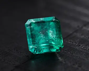 Pierre de mai : l'émeraude