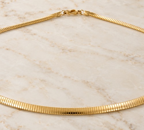 Omega-ketting, strak om de hals, doorlopend oppervlak