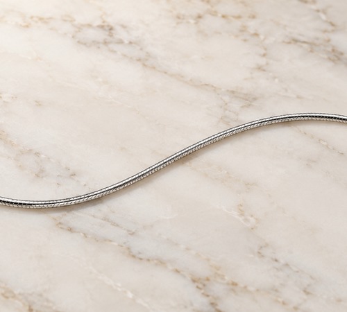 Ketting met slangvormige schakels, vloeiend en minimalistisch